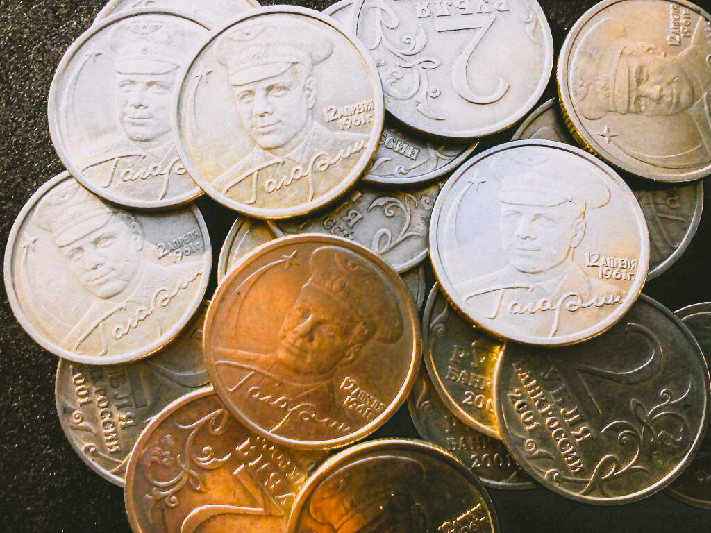 Рубли х сайт. Монета два рубля 2001г с Гагариным. Ценные 2 рублевые монеты. Монета 2 рубля Гагарин. 2х рублевая монета.