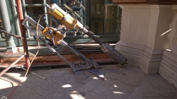 Алмазное сверление (бурение) отверстия под углом в фундаменте частного дома в Московской области.