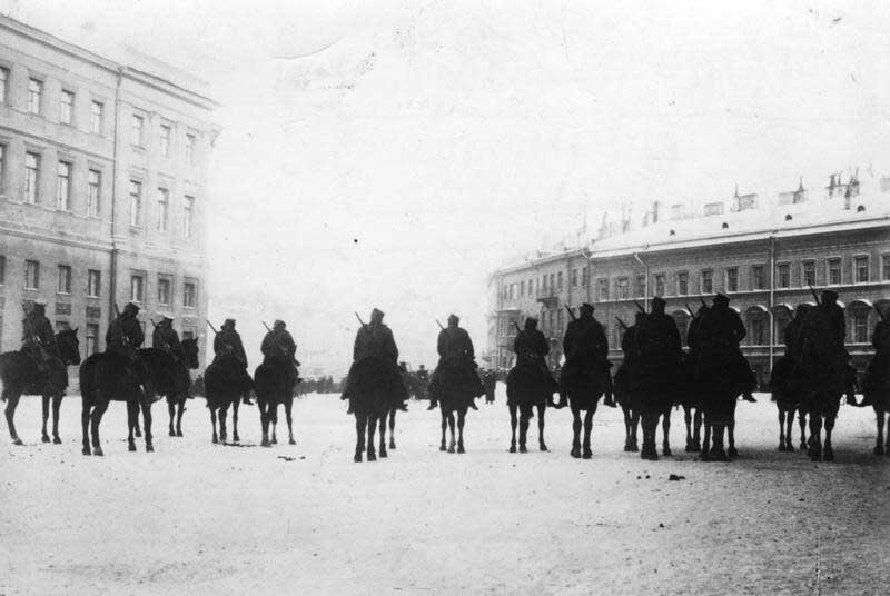 Кавалерия на улицах Санкт-Петербурга 9 января 1905 года