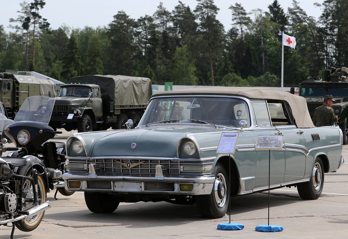 рядом с машиной - описание и фотография тех времен, где Юрия Гагарина от аэропорта Внуково до Красной площади везет этот кабриолет