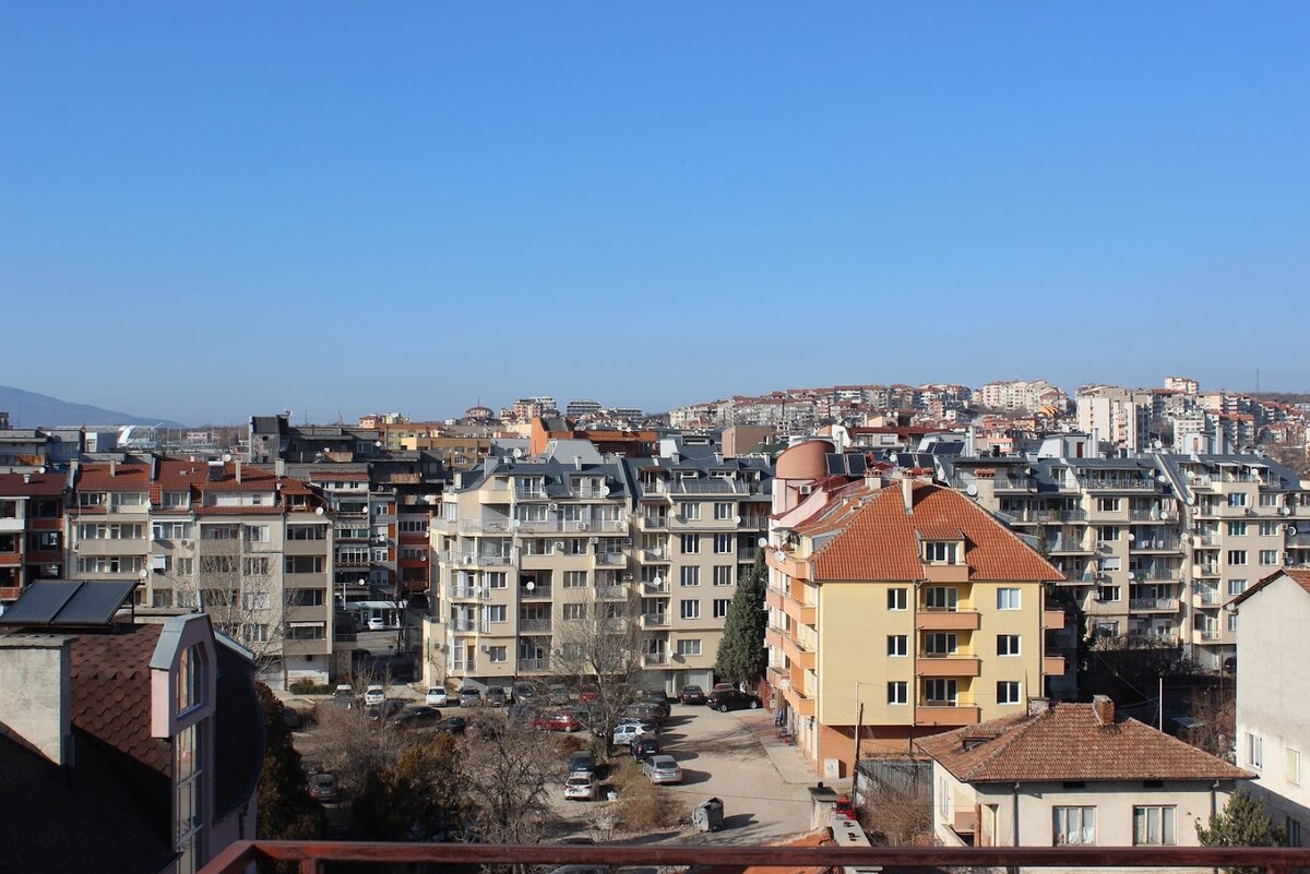 Январь 2020 года - квартал "Запад" Благоевграда. Один из зимних солнечных дней - сухо, тепло. Загадочная зима. 