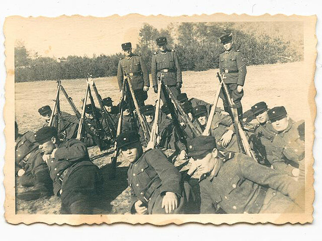 Групповое фото охраны Собибора, весна 1943 года. В то время, когда была сделана эта фотография, Иван Демьянюк служил охранником в Собиборе; по мнению немецких экспертов-криминалистов  Демьянюк-это человек в середине первого ряда  Фото: US Holocoast Memorial Museum

