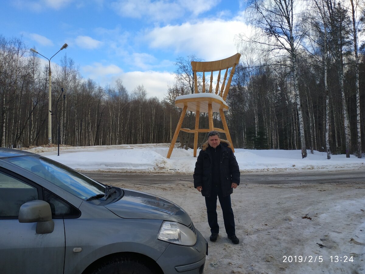 Гигантский стул в дубне