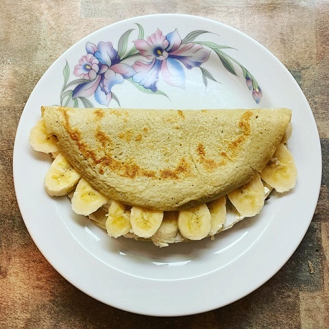 Завтрак. Овсяноблин, с творожным сыром и бананом.