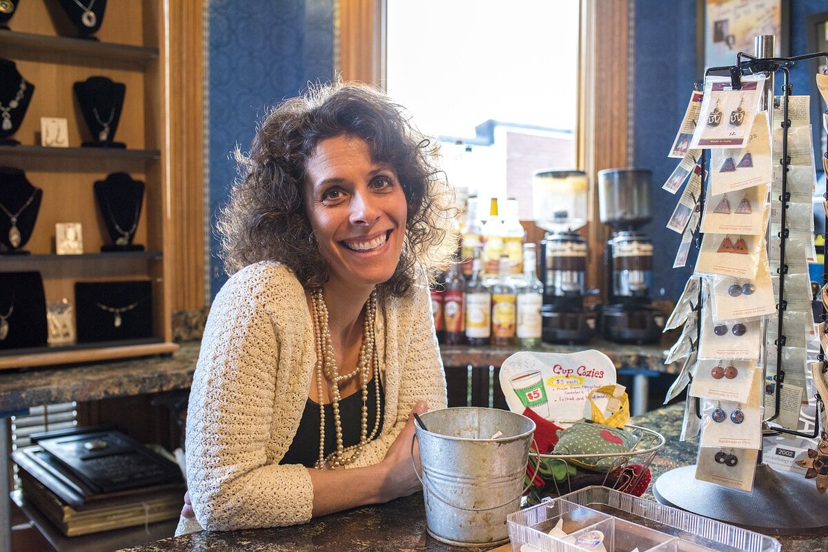 Современная бабушка - это молодая увлеченная своими интересами женщина, это здорово, но и внуках не нужно забывать/pixabay/