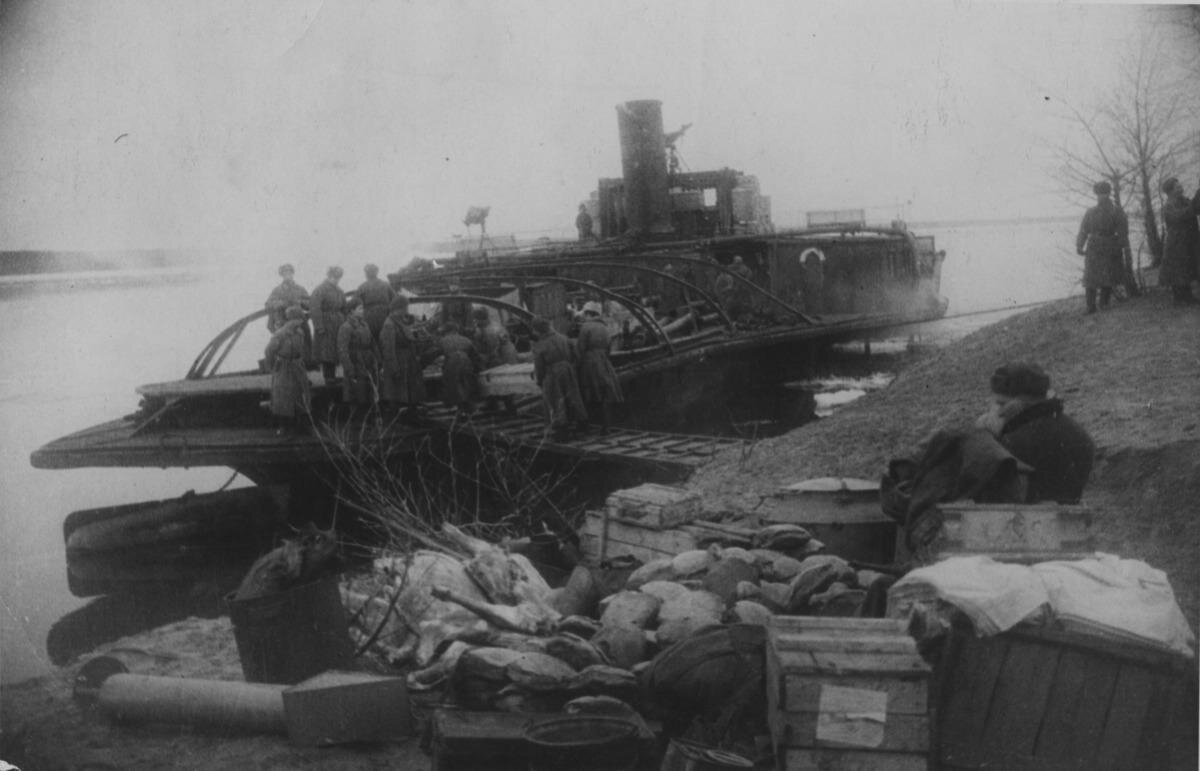 Переправа через Волгу Сталинград 1942. Битва за Сталинград переправа через Волгу. Сталинград переправа через Волгу. Переправ через Волгу Сталинградская.