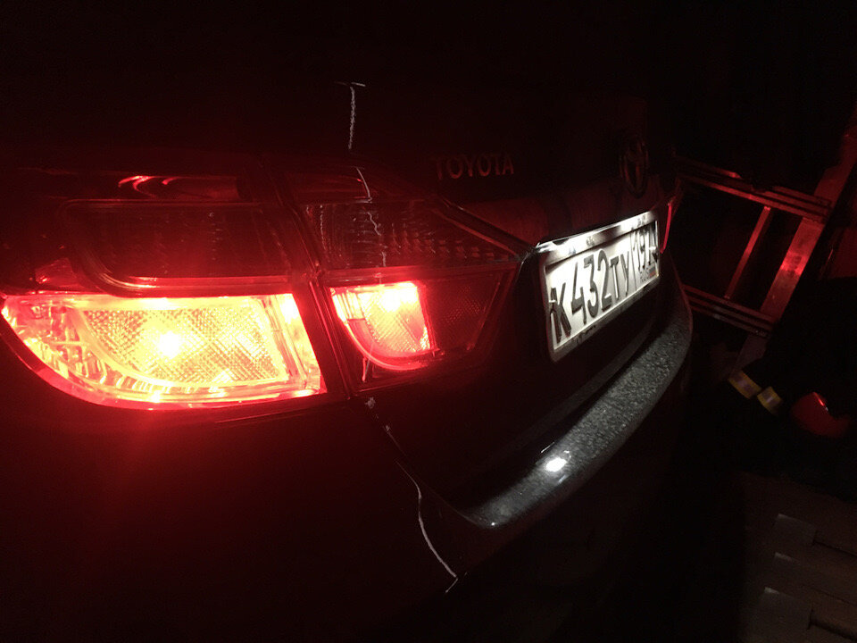 Как поменять лампочку подсветки номера Toyota Camry Gracia ?
