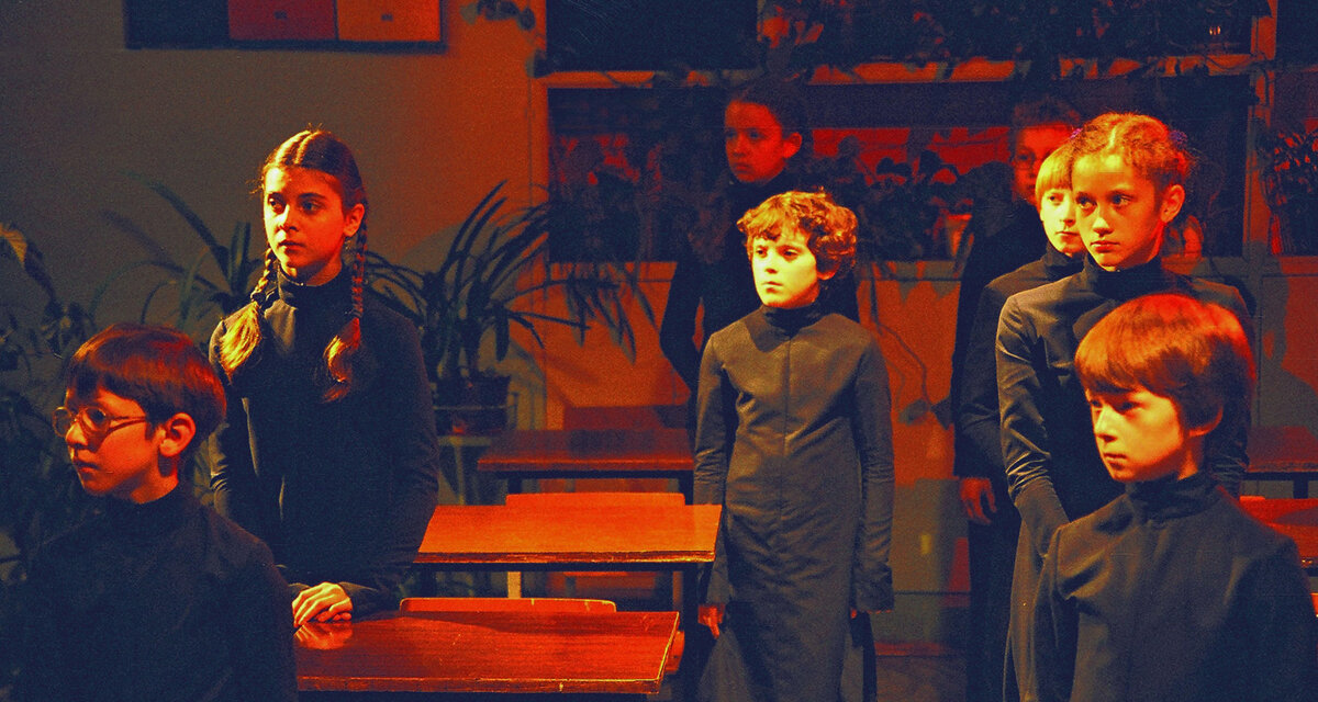 Кадр из фильма "Гадкие лебеди" (2006)