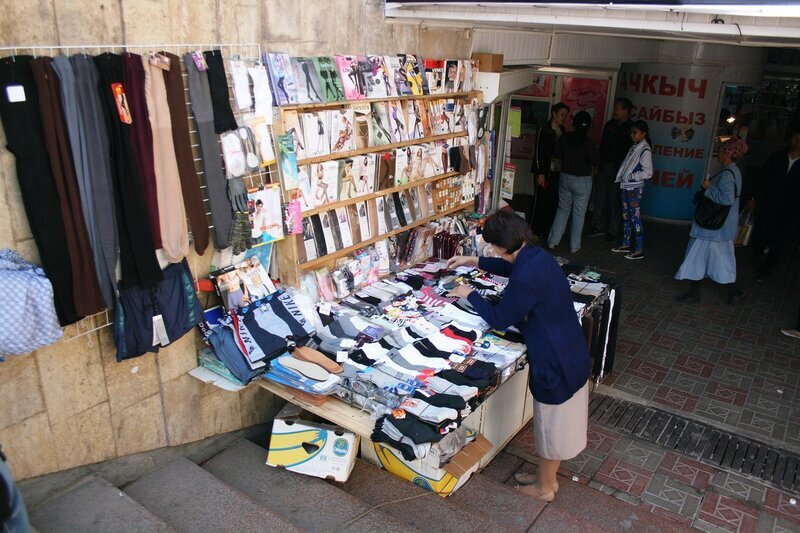 Купи продай новости. Мужчина торгует книгами в Бишкеке. Вешалка базар баасы Бишкек.