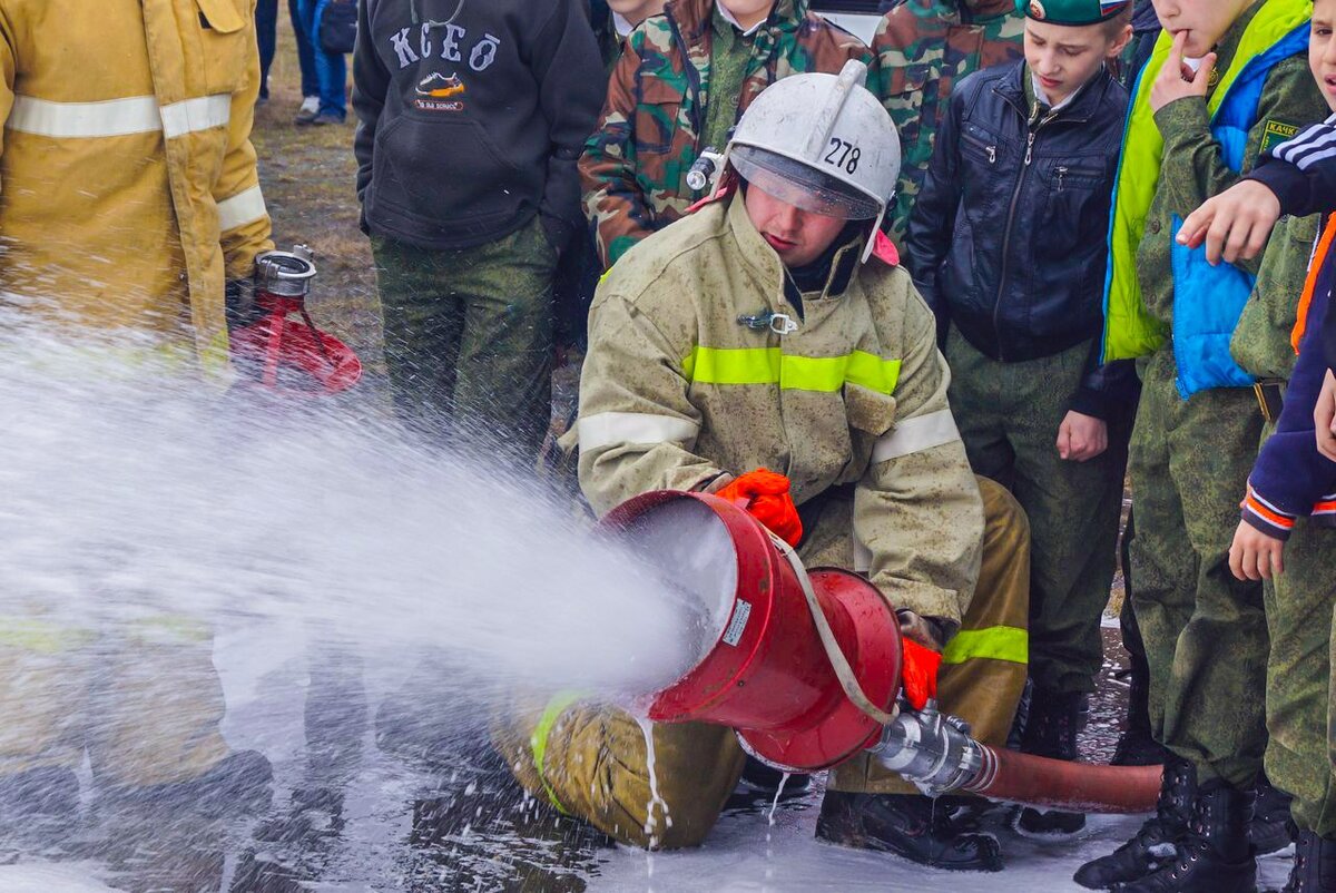 Евстратов А. П. показывает детям как тушить пожар
