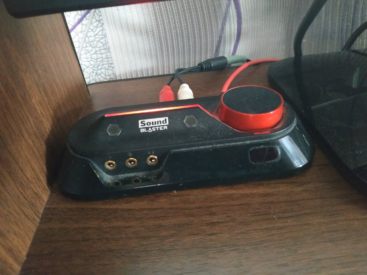 Мой стол, мой Sound Blaster и даже пыль тоже моя.