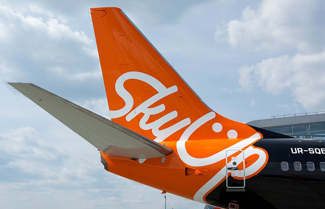 Хвост самолета SkyUp и стилизованный смайлик Ü