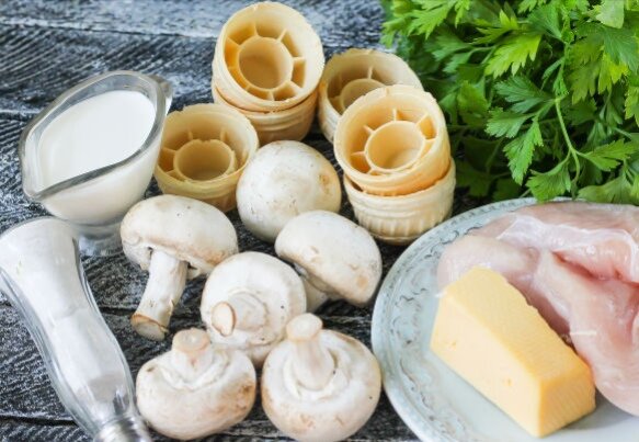 Подготовьте необходимые ингредиенты для тарталеток с курицей и грибами. Промойте грибы, также промойте куриное филе, срежьте с него пленки, очистите лук и промойте.