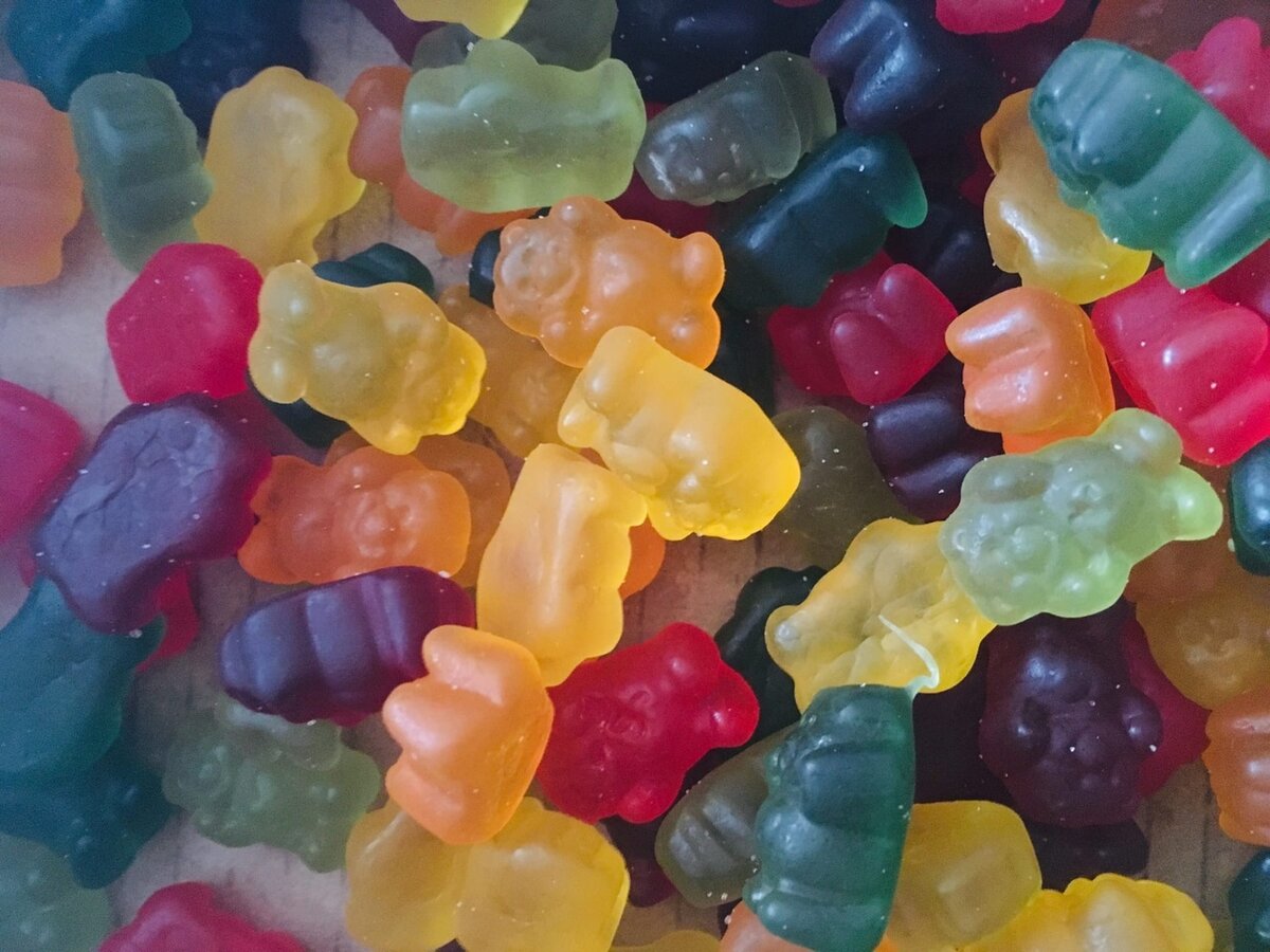 Сама иногда люблю пожевать такой мармелад, но давать это двухгодовалому сыну, тем более чуть ли не в ежедневном порядке , не хочу! Кстати, видите на фото белые мелкие пятнышки? Это крупинки сахара. 