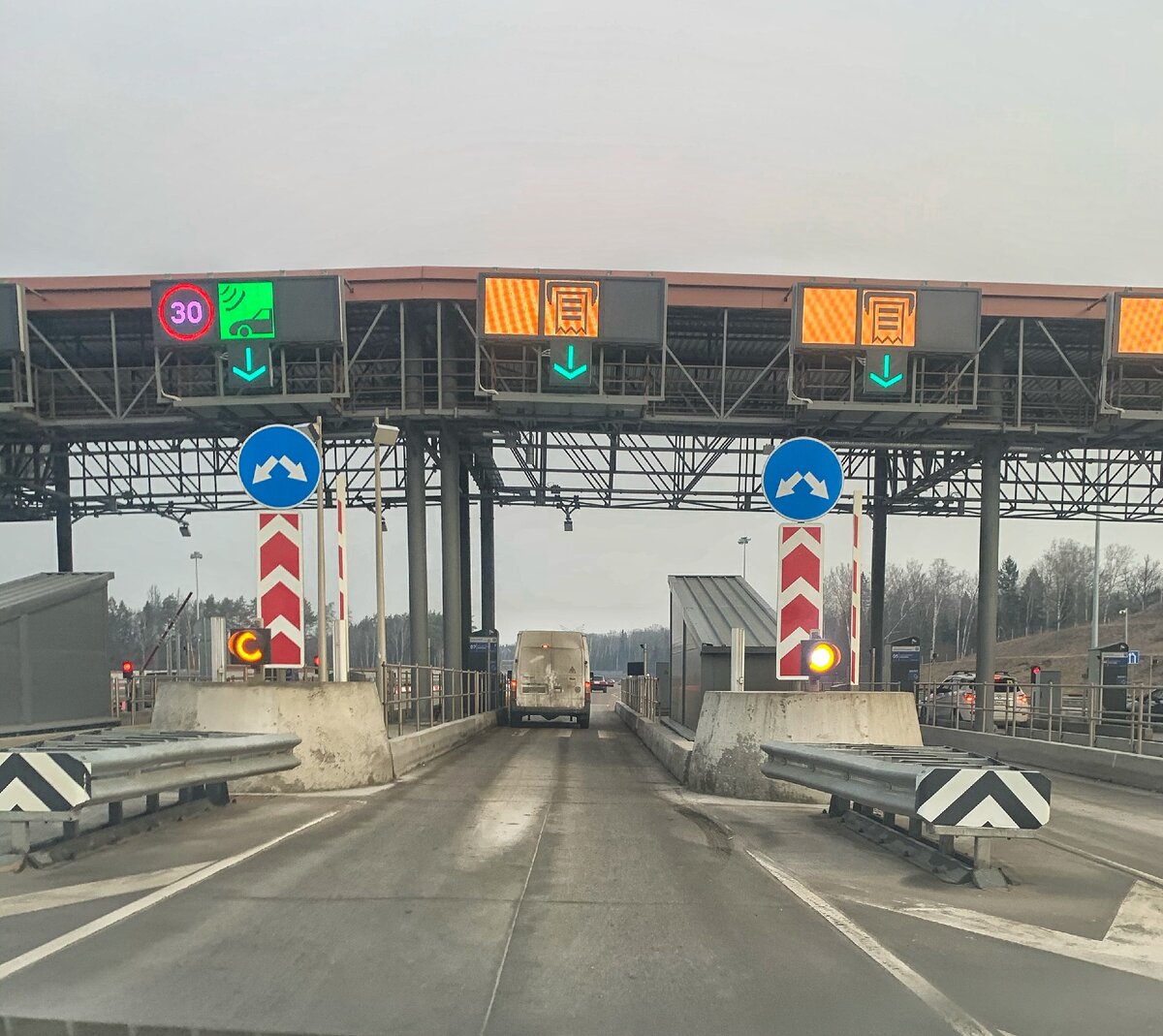 Пункт въезда на платную трассу. Отдельный для тех, у кого есть трансподер.  И  отдельный для тех, кто получает билеты. 