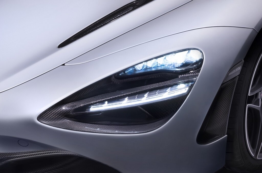 Фары, безусловно, являются дизайнерской подписью McLaren 720S