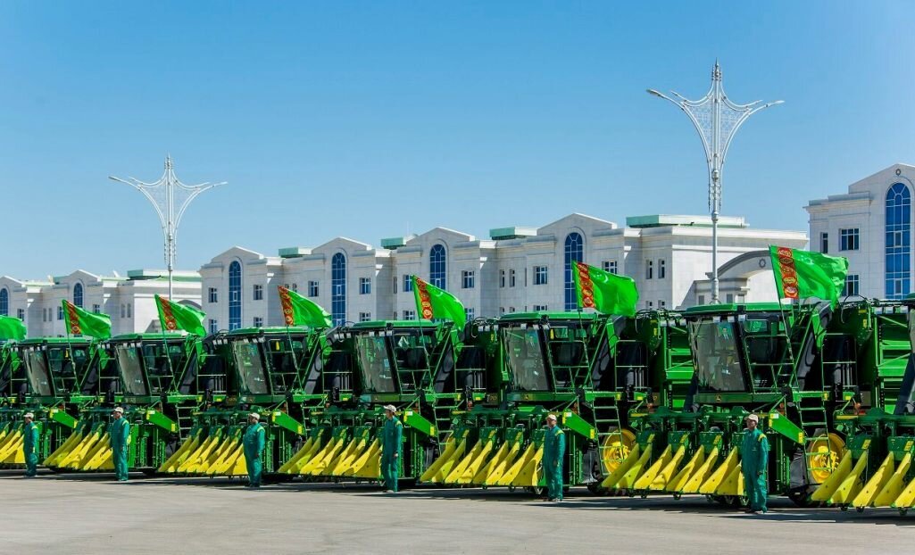 Новые хлопкоуборочные комбайны John Deere 9970 в Туркменистане, 2019 год