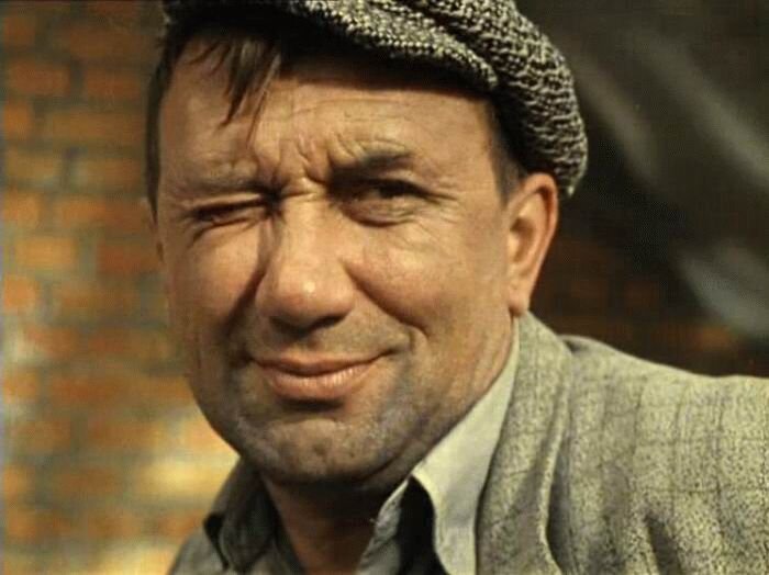 Разведчик, командир огневого взвода 3-й артиллерийской батареи 169-го Краснознаменного минометного полка 3-й артиллерийской Житомирской Краснознаменной ордена Ленина дивизии прорыва РГК.
Награжден орденами Славы II и III степени, орденом Красной Звезды, медали «За отвагу» и «За боевые заслуги».
