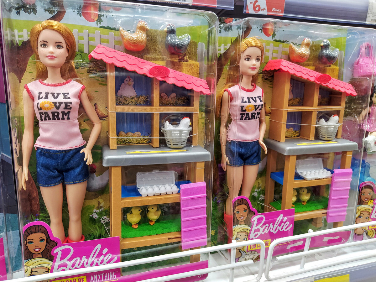 Надпись на футболке - "Живи, люби, фермерствуй" отсылает к названию  романа Элизабет Гилберт - "Ешь, молись, люби"