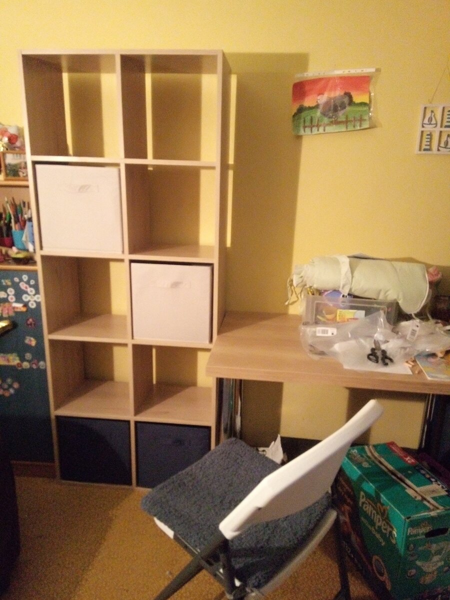 На столе и в коробке часть того, что должно перекочевать на новое место