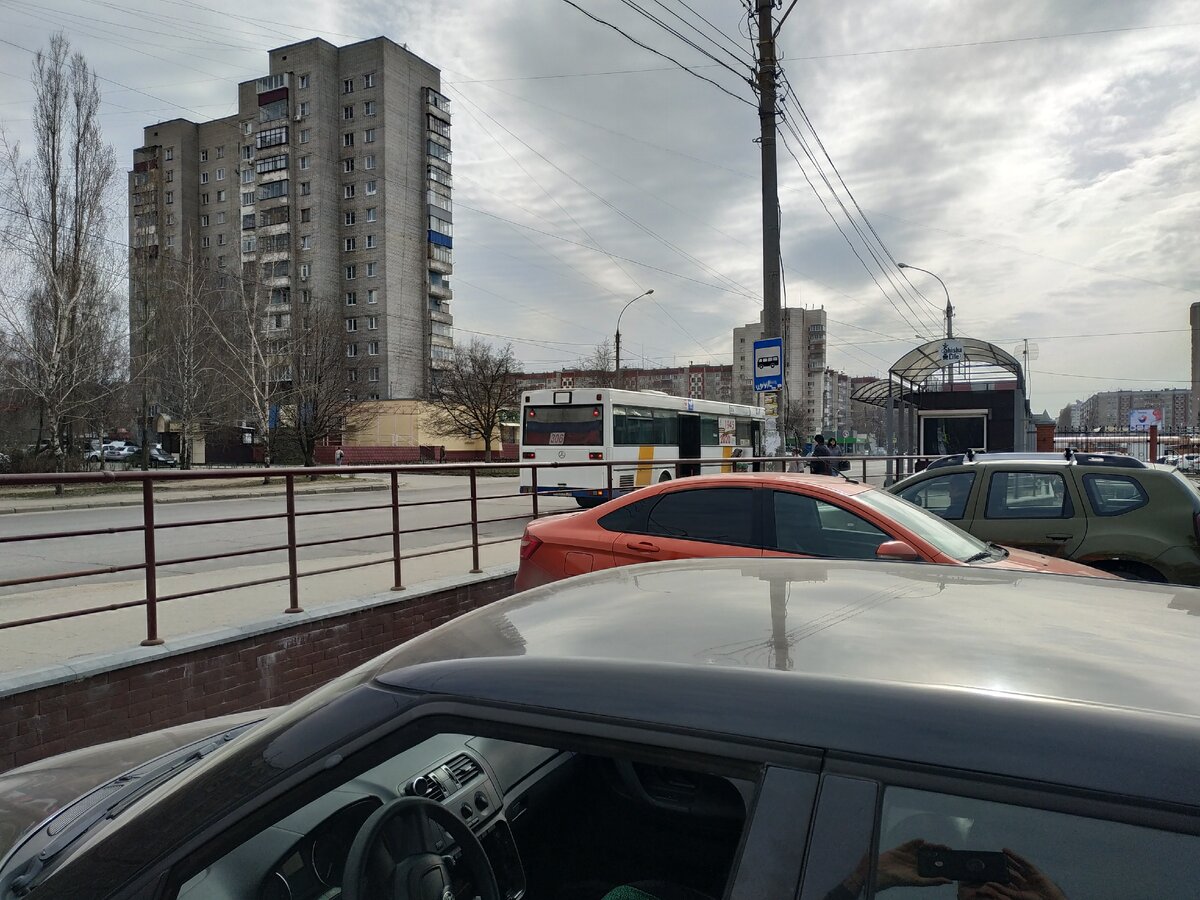 Пустые автобус и дорога. Обычно здесь в это время пробки