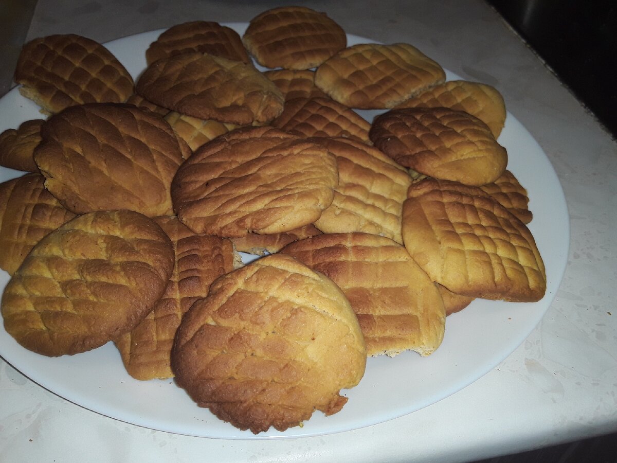 Все очень просто и вкусно. 1 яйцо, 100 г. сахара, 3 столовых ложки меда, 5 столовых ложек подсолнечного масла, соль (совсем немного, на кончике ножа), 1/2 чайные ложки разрыхлителя, 1-1,5 стакана муки. Замешиваем тесто, формируем маленькие кружочки. Прижимаем ладонями и ножом делаем насечки. Выпекаем 12-14 минут при 190 градусах.