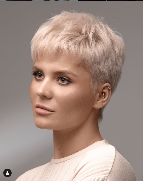 Шена (Анна Шульгина) целиком поглощена творчеством.