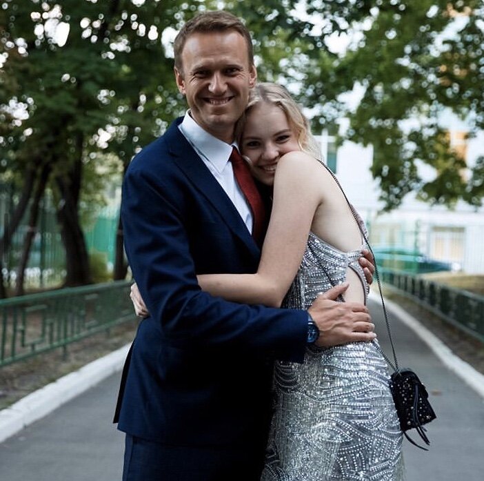 Навальный с дочкой, которая учится в Стэнфорде 