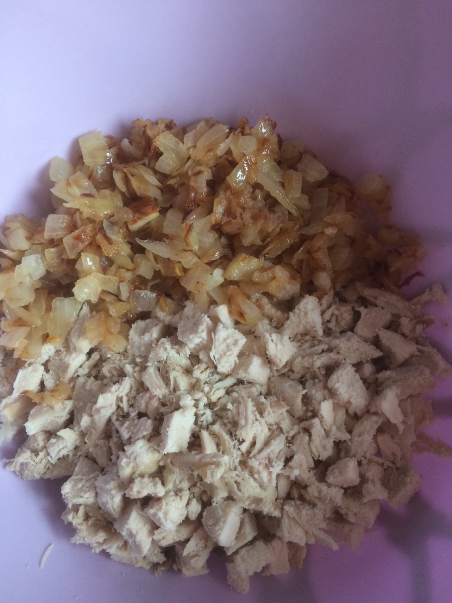 Далее нарезать кубиком свежий огурец 🥒 