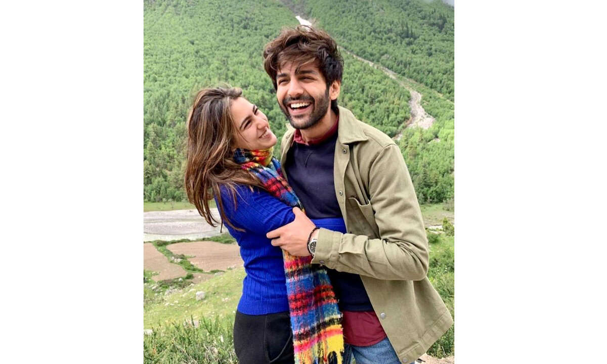 Веселые и радостные Сара Али Кхан и Картик Аарян / источник фото: Инстаграм Сары и Картика
