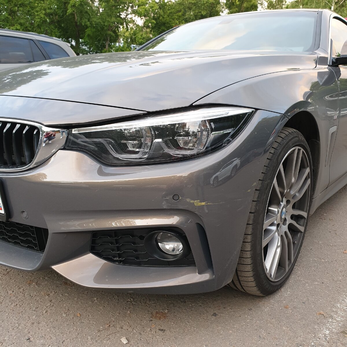 Царапина на бампере после встречи с каршерингом