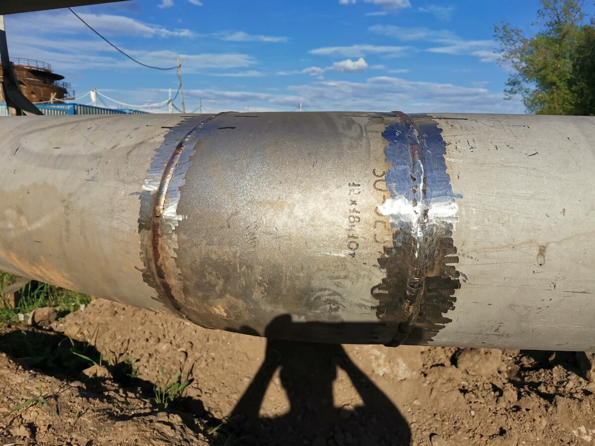 Сварной шов отвода на трубопроводе