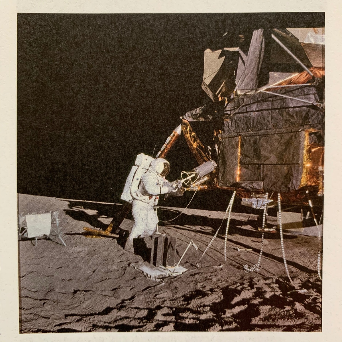 Астронавт Алан Бин достаёт элементы научной станции ALSEP. 19 ноября 1969г.