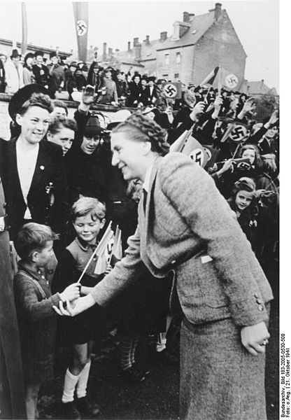 Гертруда Шольц-Клинк на встрече с женщинами, 1941 год