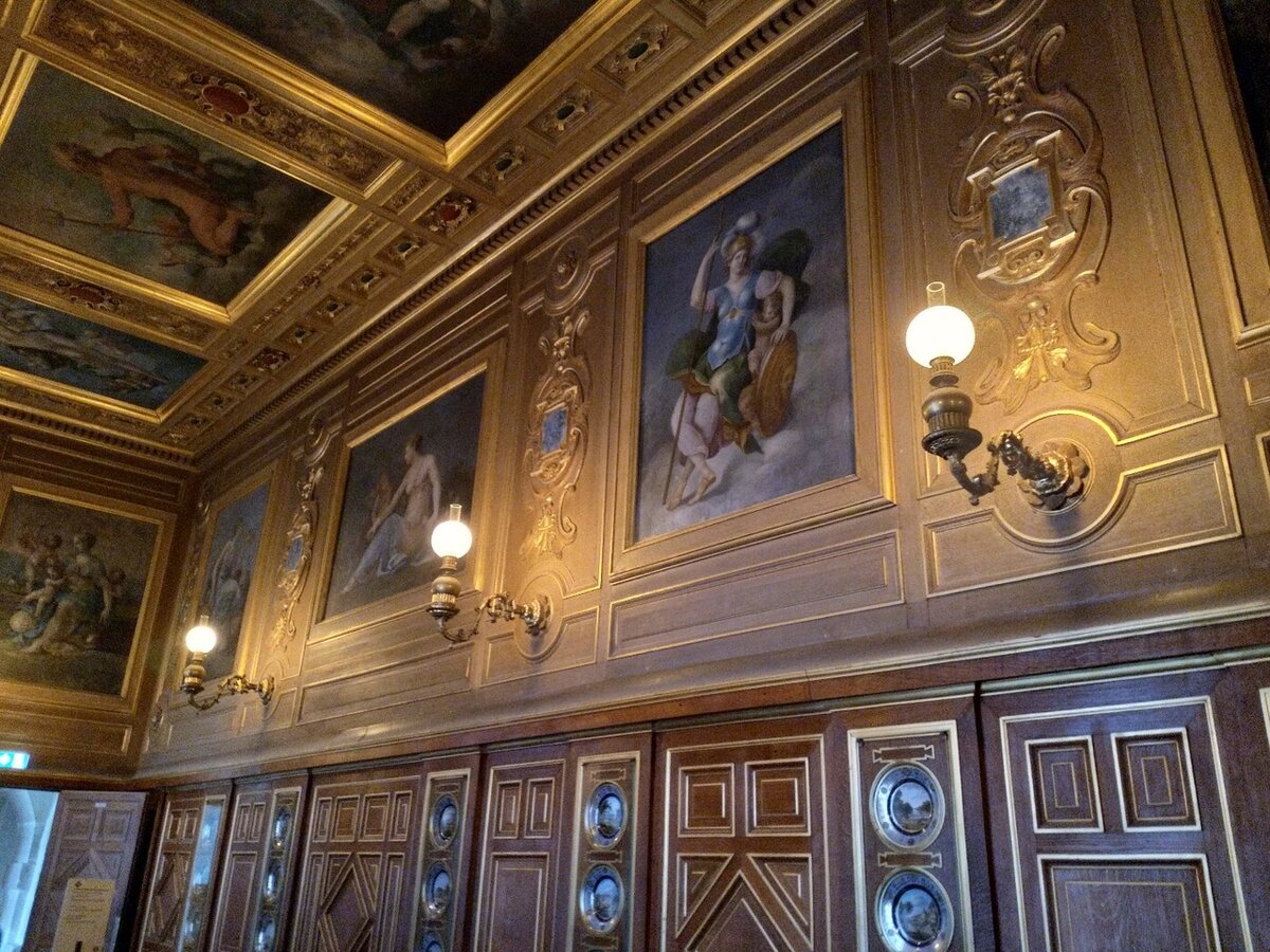 Галерея тарелок Севрской мануфактуры, одно из внутренних помещений новой резиденции, 19 век