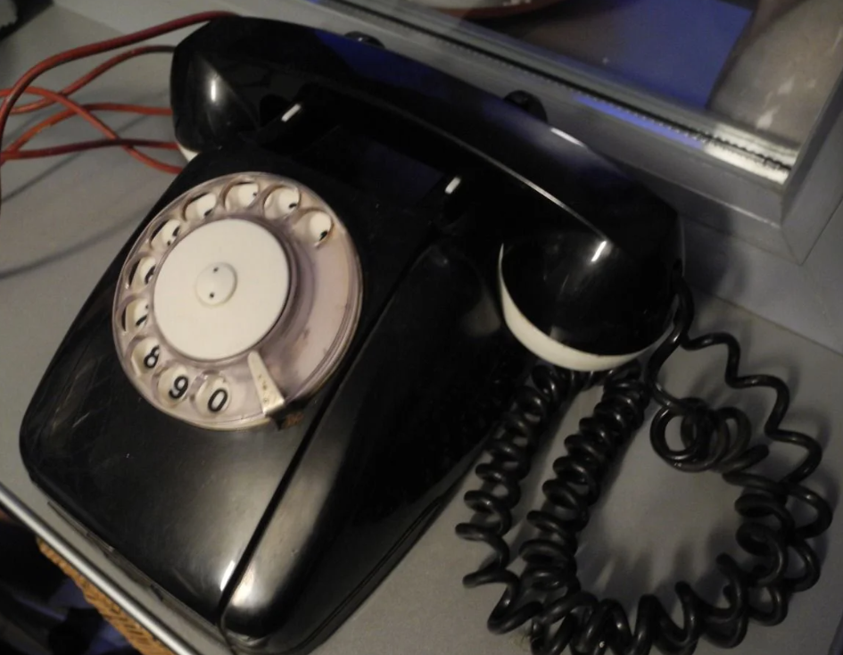 Внешний вид телефонного аппарата. Источник - https://omskzip.ru/p241410982-telefonnyj-apparat-ats.html