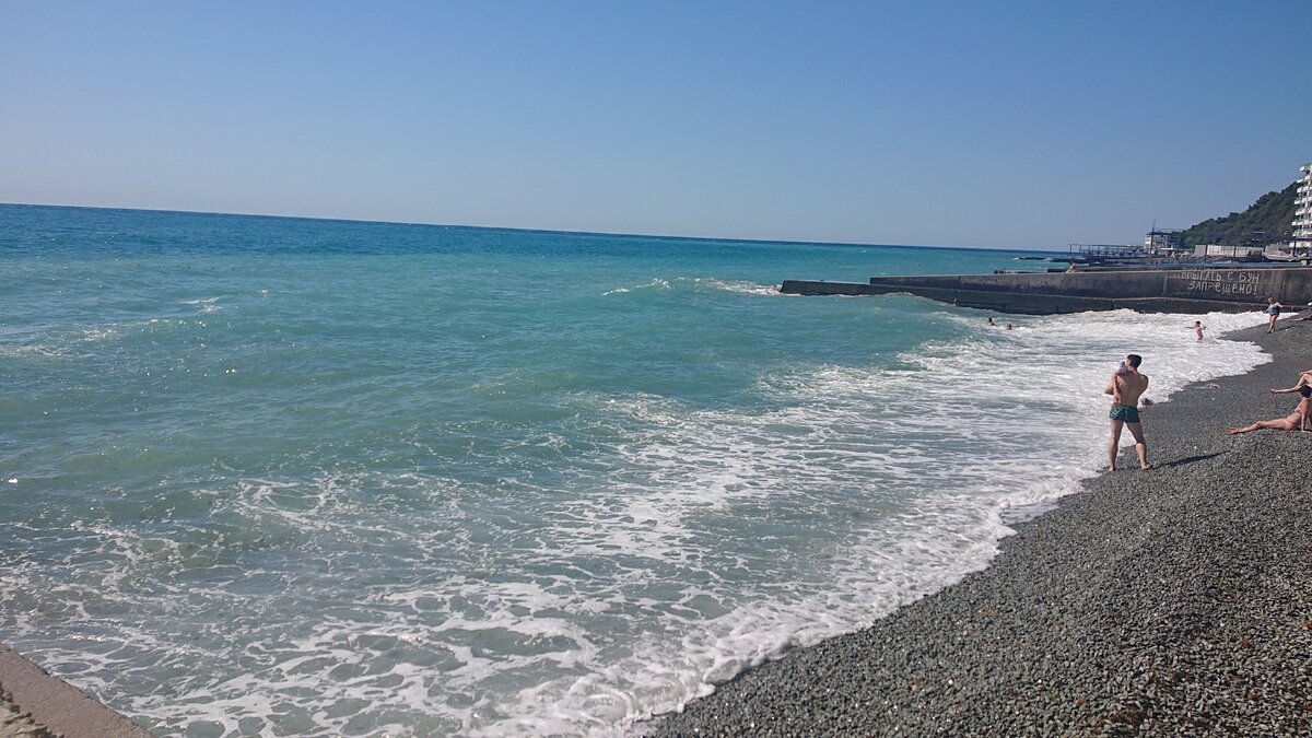 Если едете с детьми, имейте в виду, побережье - галька ....не очень ...