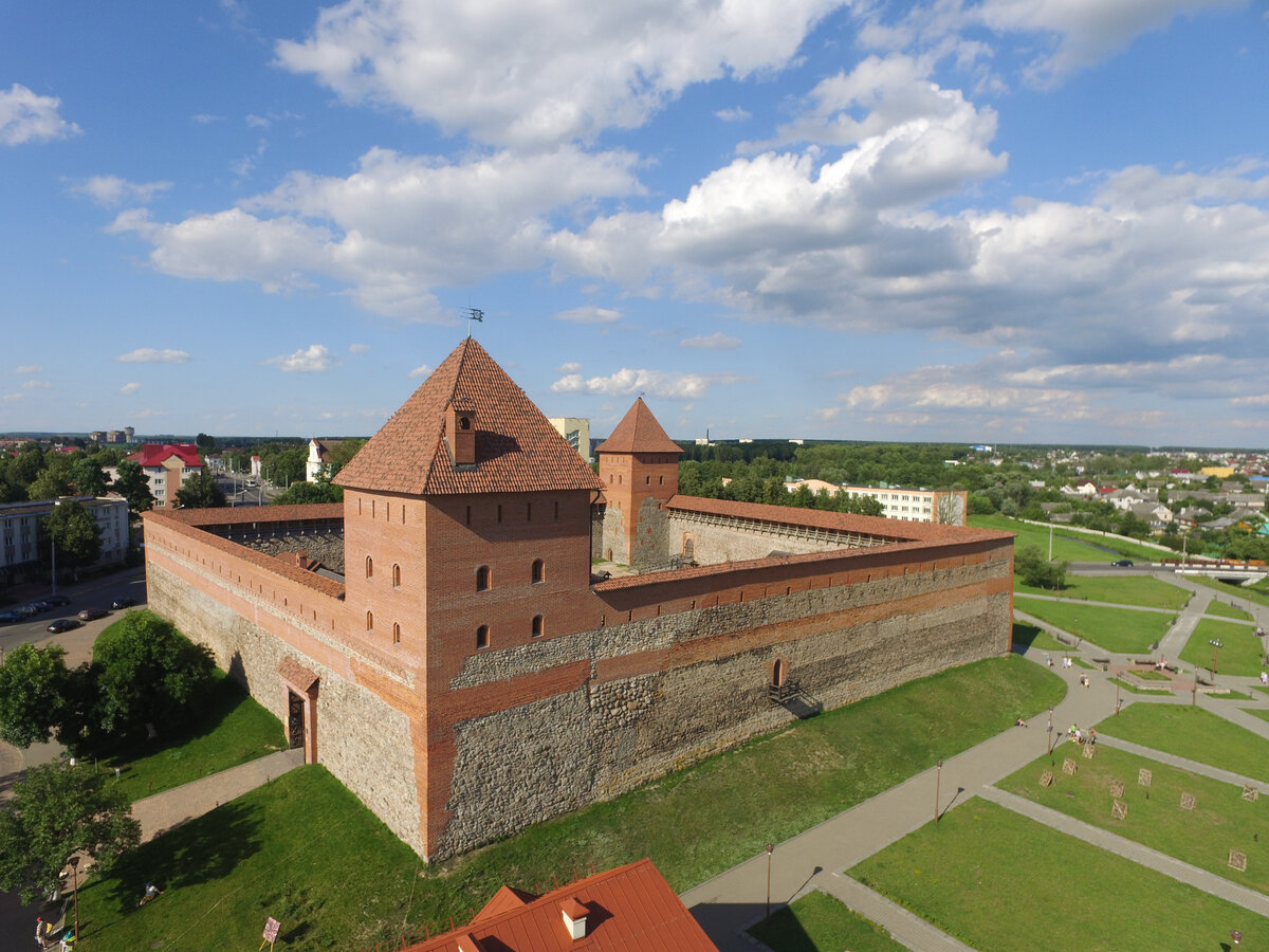 лидская крепость старые