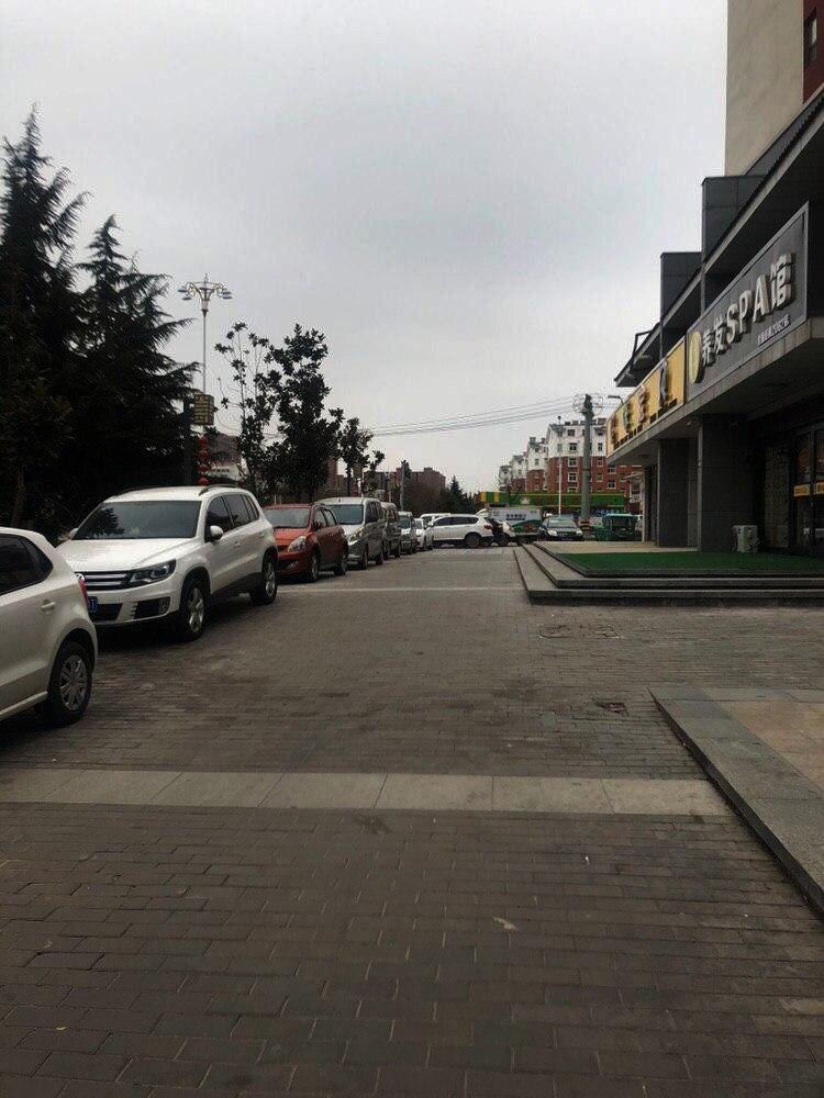 Пустые улицы Пинъи, которые раньше были полны людей