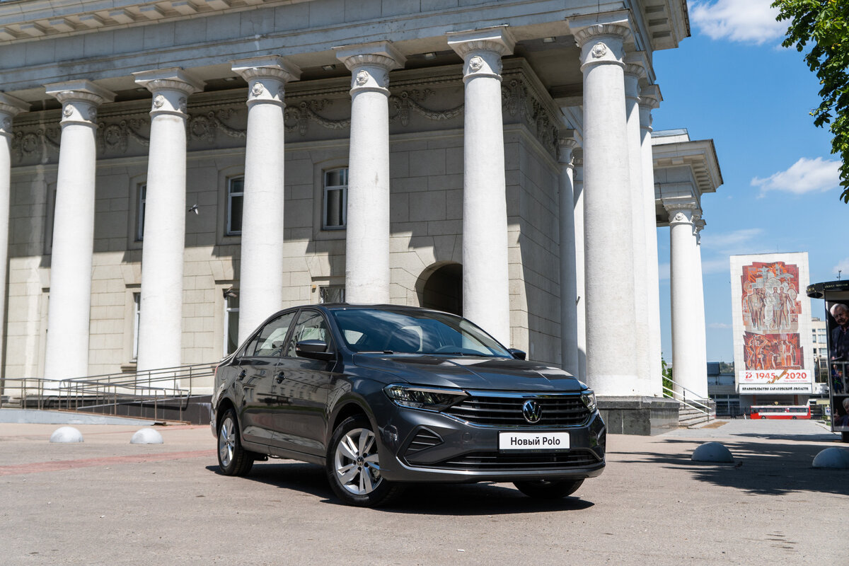 Новый Polo на фоне Саратовского академического театра оперы и балета