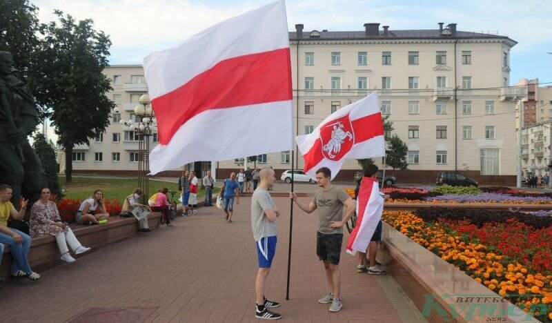 Большие бело-красно-белые флаги. Фото: Сергей Мартинович