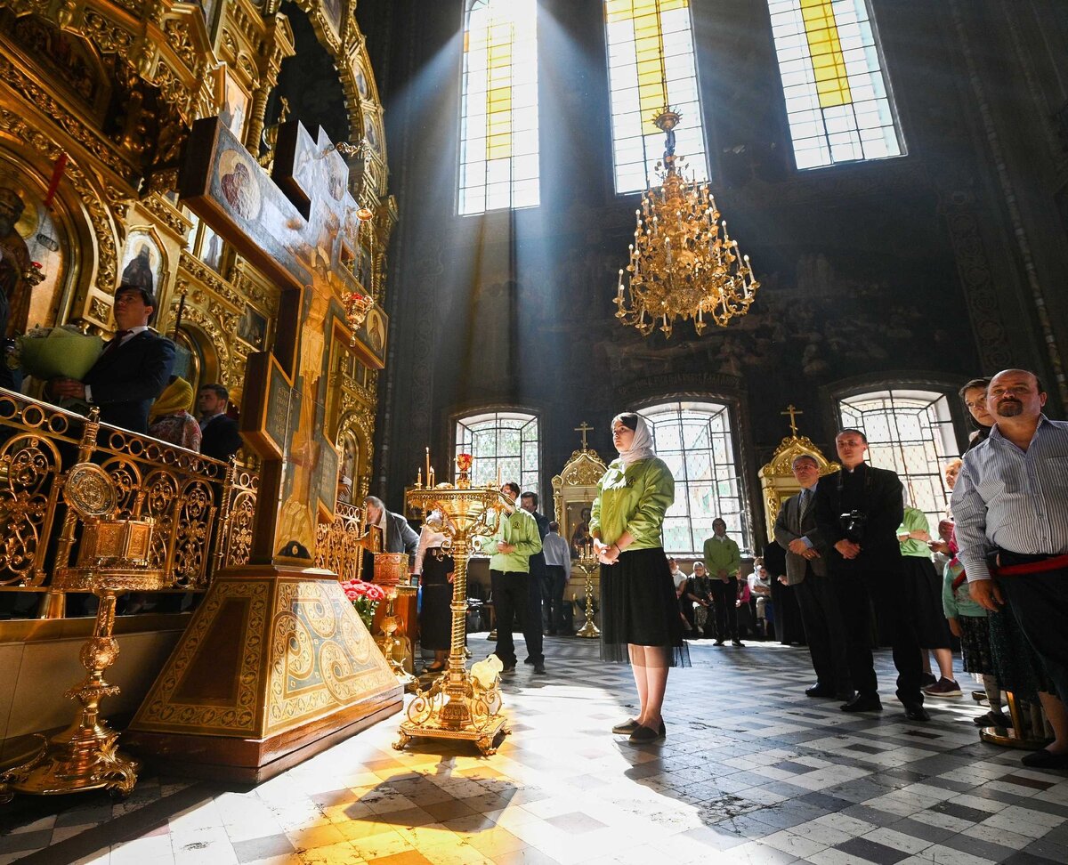 Наедине с Богом… Из архива сайта Патриарха Московского и Всея Руси. https://foto.patriarchia.ru/news/patriarshee-sluzhenie-v-den-pamyati-svyatitelya-nikolaya-chudotvortsa-v-nikolo-perervinskom-monastyre-2019-05-22/
