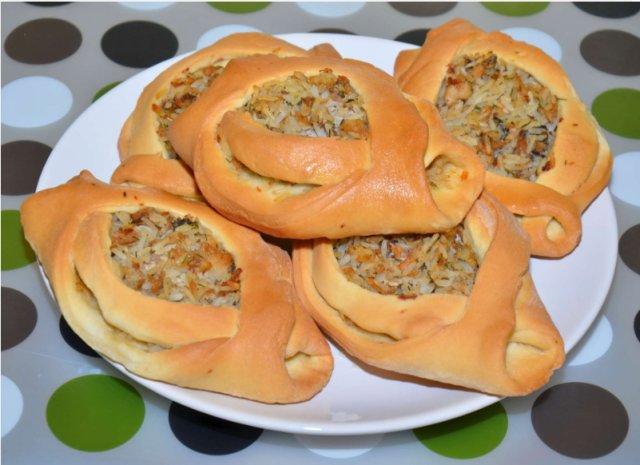 Расстегаи с сайрой и рисом 

 
Ингредиенты: 

Рис — 100 Грамм 
Консерва рыбная "сайра в масле" — 2 Штуки (банки) 
Лук репчатый — 1-2 Штук 
Вода теплая — 1 Стакан 
Дрожжи свежие — 25 Грамм 
Яйцо — 2 Штуки 
Сахар — 1,5 Ст. ложки 
Соль — 0,5 Чайных ложки 
Мука пшеничная — 4 Стакана 
 
Количество порций: 12-14 

 
Как приготовить "Расстегаи с сайрой и рисом" 

1. Подготовьте продукты для теста и начинки. 
2. В теплой воде растворите дрожжи, сахар и соль. Вбейте два яйца, перемешайте, добавьте муку, начните замешивать тесто. 
3. Замесите тесто, должен получиться упругий, не слишком крутой колобок. Накройте тесто салфеткой и уберите в тепло для увеличения. Время - 1-1,5 часа. 
4. Пока тесто подходит, нужно приготовить начинку для расстегаев. Для этого отварите рис в соленой воде до готовности. Откройте консервы, отцедите рыбу от жидкости. Очистите и порежьте мелким кубиком лук. Соедините рис с луком и консервой. Перемешайте, начинка готова! 
5. Когда тесто увеличится в три раза — оно готово. Обомните его руками, достаньте из формы. 
6. Разделите тесто на 12-14 частей. Каждую часть распластайте пальцами по столу, чтобы получился кружок. 
7. На каждый кружок теста положите по столовой ложке (с горкой) начинки. 
8. Защипните края с двух сторон так, чтобы получилась лодочка. 
9. Смажьте противень растительным маслом. Выложите на него пирожки, оставьте их на 20 минут для расстойки. Если хотите получить красивый глянцевый вид, смажьте пирожки яйцом перед выпечкой. 
10. Выпекайте расстегаи с сайрой и рисом по 25-30 минут при 180 градусах. Готовые пирожки полейте растопленным сливочным маслом или жидкостью с консервы. Приятного аппетита!

#рыба #расстегаи #вкусно #кулинария