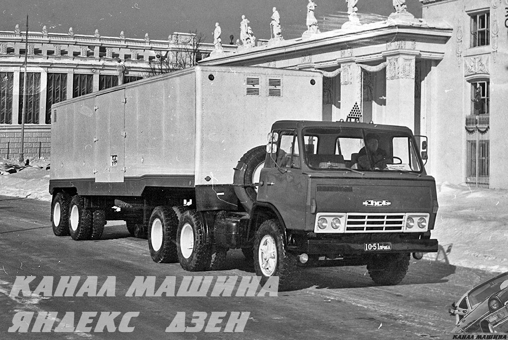 Первый опытный образец седельного тягача ЗИЛ-170В, переименованный позже в КамАЗ-5410. Не имея еще «собственного» полуприцепа, он сцеплен с «ураловским» фургоном ОдАЗ-935  