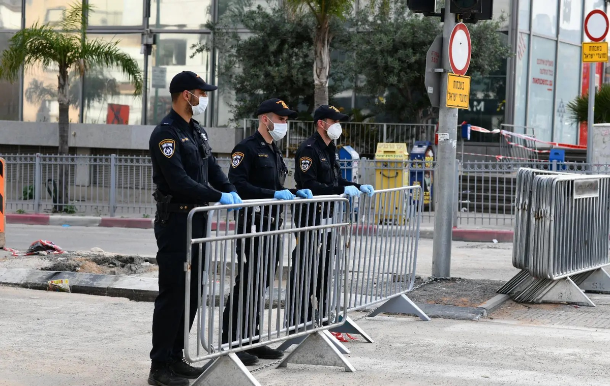 Полиция перекрывает доступ в город