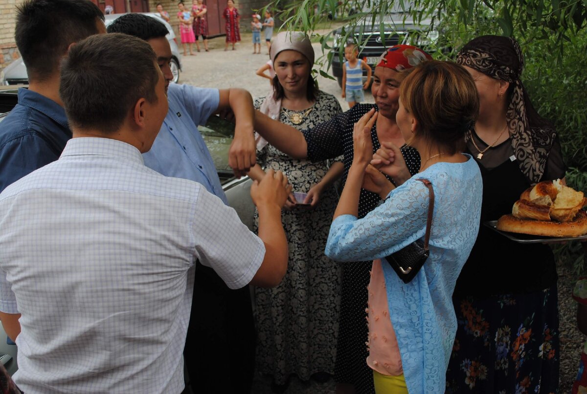 Друзьям жениха надо вначале его выгодно продать. 