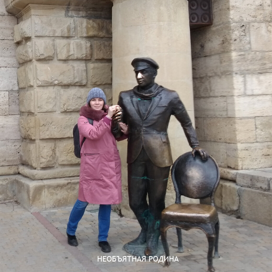 Не забудьте купить билеты у самого великого плута отечественной литературы. И потрите ему нос, конечно, загадав желание (мое сбылось!).  Листайте -->