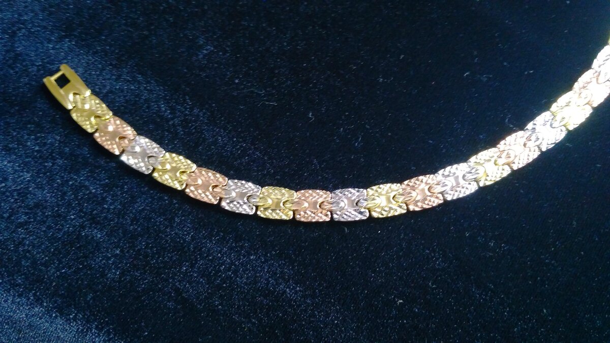 Широкий браслет на полную руку