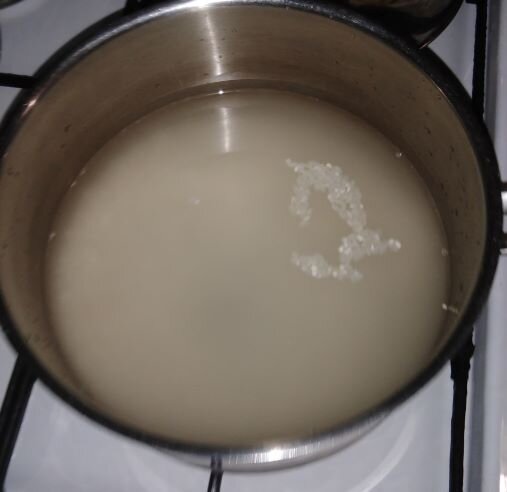 Заливаем крупу (рис) водой