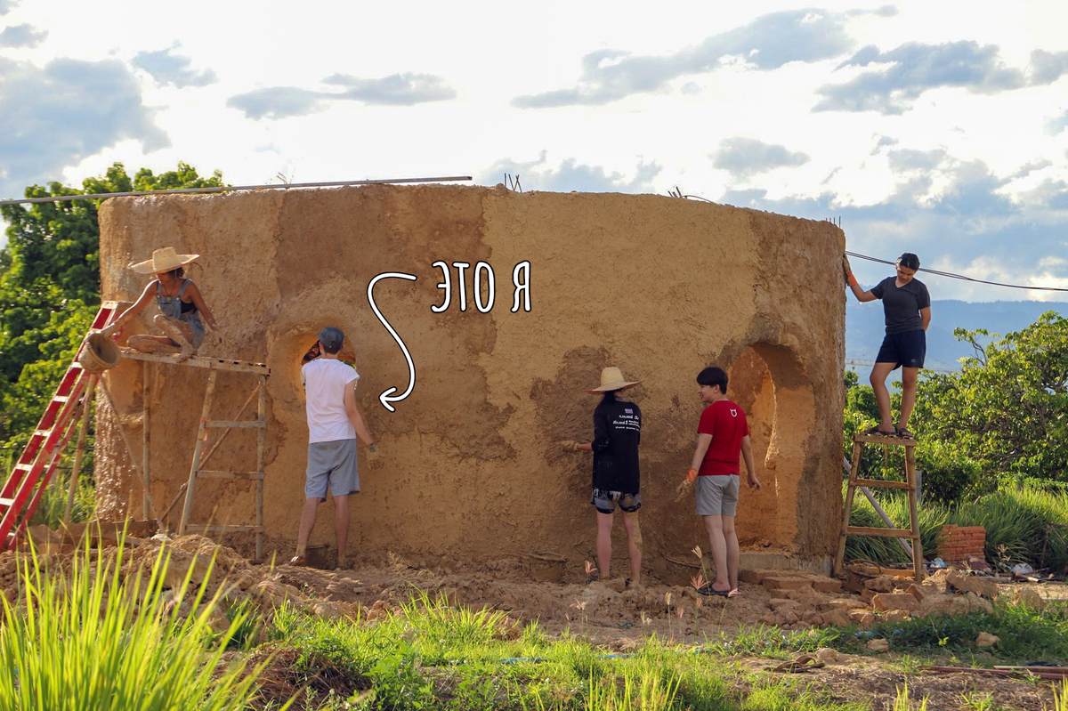 И слева направо: подруга из Марокко, подруга из Японии, и двое тайских ребят. Самый первый день в дома монаха, облепливаем грязью вот этот домик. В конце покажу результат! А если какие вопросы будут - спрашивай в комментариях.